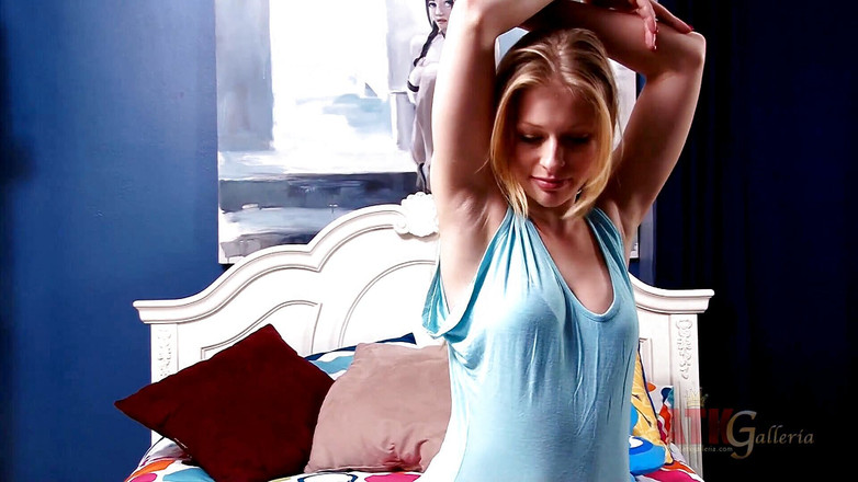 ATK Solo: Verführerisches teen, das sich mit vibrator befriedigt