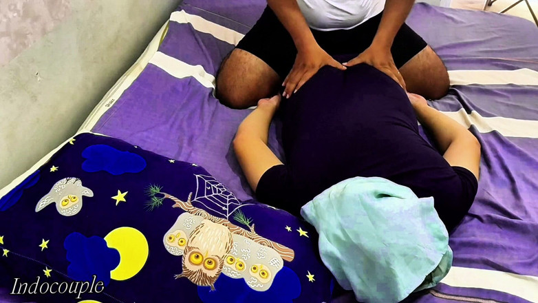 Indo Couple: 一个性感的按摩院，一个穿着 kebaya 和迷你裙的性感女孩正忙于按摩。