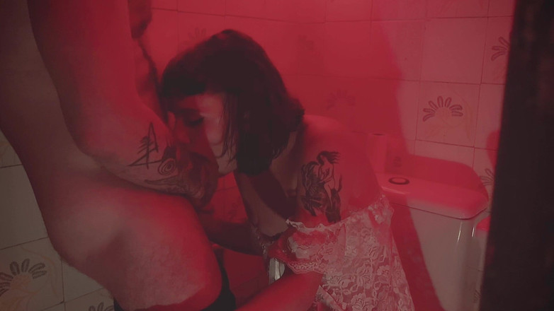 Candy Kush: O curvă căsătorită își înșală iubitul cu un străin în baie la o...