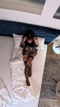 Sexy brunetka Babe Skutečná vysokoškolačka si sundá krajkové kalhotky a nosí speciální spodní prádlo s otevřenou kundičkou