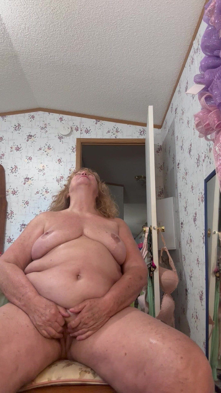 Big Ass 4 U: Masturbatie met weelderige oma