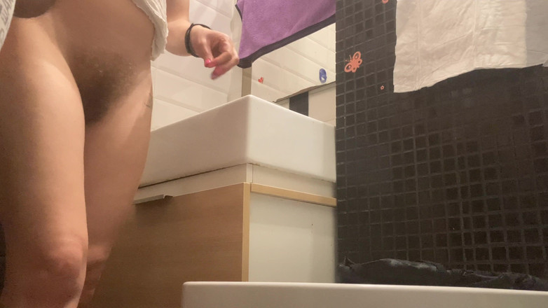 Hairy couple: 一些愚蠢的视频...我试图用手交让他的小鸡巴射精，但他甚至没有硬起来隐藏他最小的鸡巴