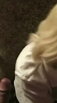 Nenasytná blonďatá milfka si vezme každý tvrdý penis, který nabízí