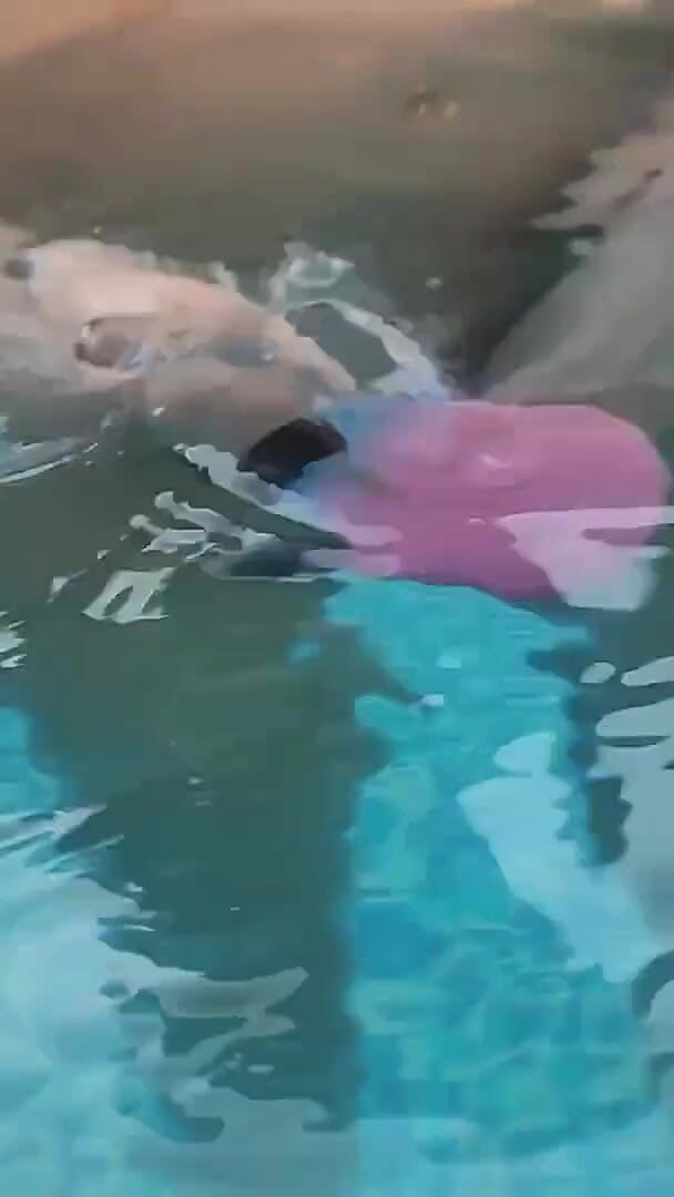 Princess18_: Haleine sous l’eau dans la piscine, masturbation et orgasme