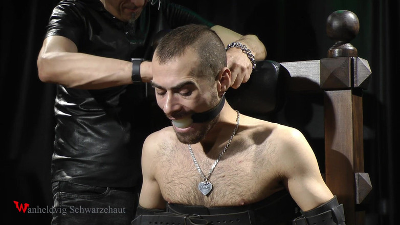 Wanheldvig: Zeus căluș sub mască și electric la picioare