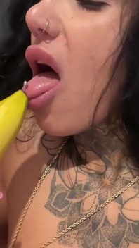 Mamă sexy tatuată Ty călărește banana adânc în fiecare gaură