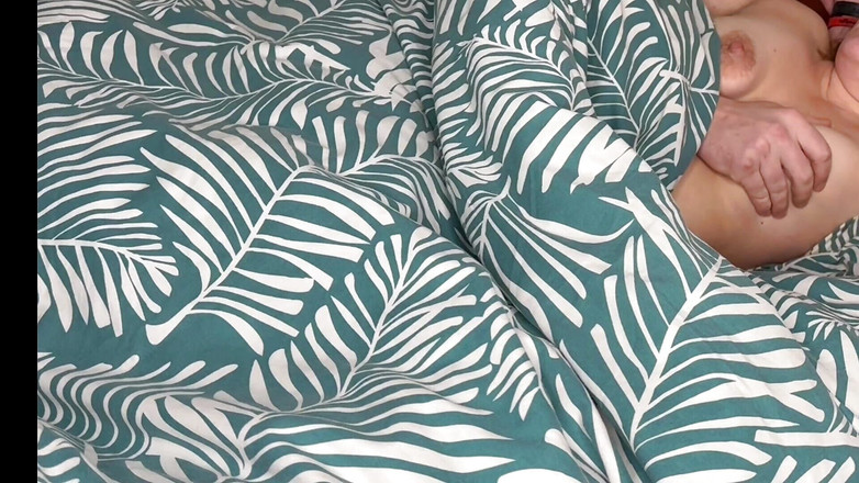 AcDcLovers: Madrastra lo sedujo por la mañana mientras acostaba desnudo con...