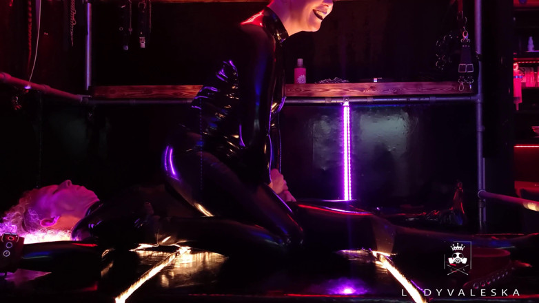 Lady Valeska: 피할 수 없는 묶인 오르가즘