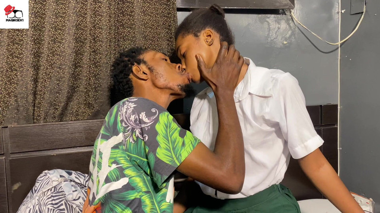 Magiksex1: O fată cu curul mic se duce să-și fută colegul...