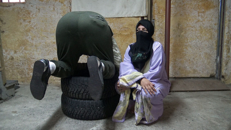 Souzan Halabi: Moglie musulmana scopa il soldato americano nel suo buco del...