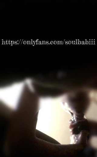 Soulbabii: 펠라 아래에서 섹시해. 나는 그의 자지를 꺼낸 후 내 휴대 전화를 숨겼다. 이 큰 자지에서 큰 견과류를 빨아