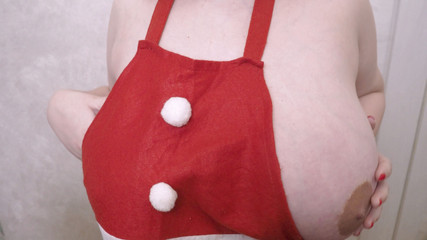 BustyVic: 4K. Navidad titfuck, leche rápida