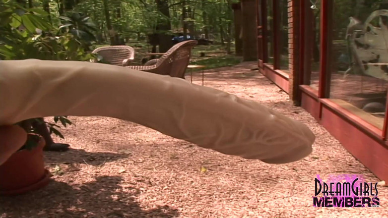 Dream Girls: Berbilang Mainan Membuatkan Triniti Melancap Besar Di Luar Rumah