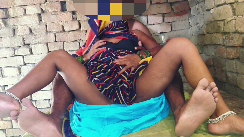 Sumang studio: 穿着妻子丈夫的热辣纱丽服德西让她后入并操她的阴户