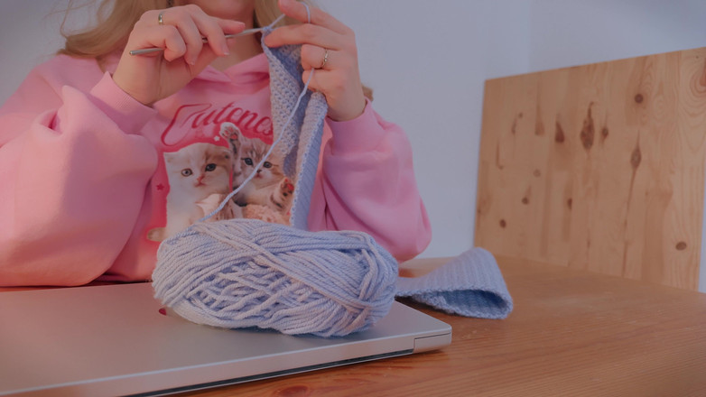 Mrs Wetslavs: 큰 엉덩이의 매력적인 밀프가 책상에 문지르는 것이 털이 무성한 보지를 따뜻하게 하는 방법을 확인합니다.