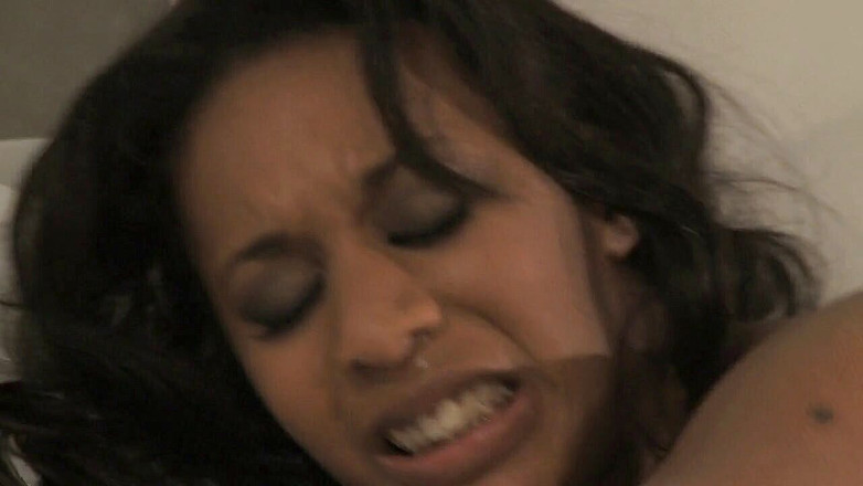 Porncentro: 巧克力荡妇想要用长长的黑色鸡巴填满她的嘴巴