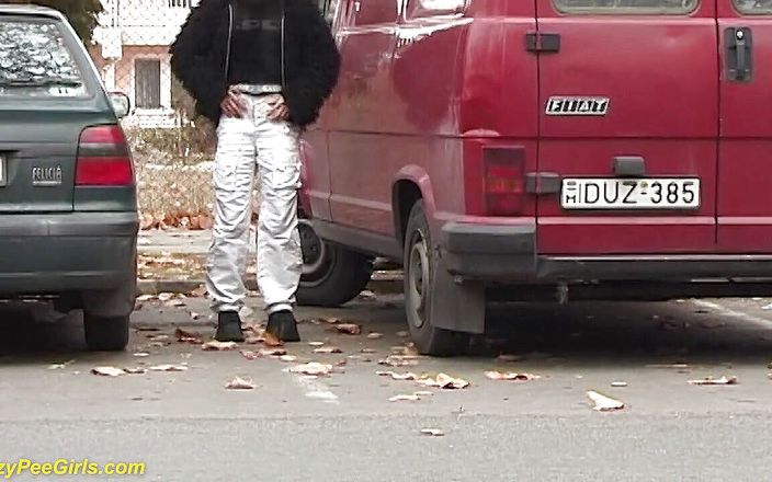 Crazy pee girls: Girl peeing between the cars