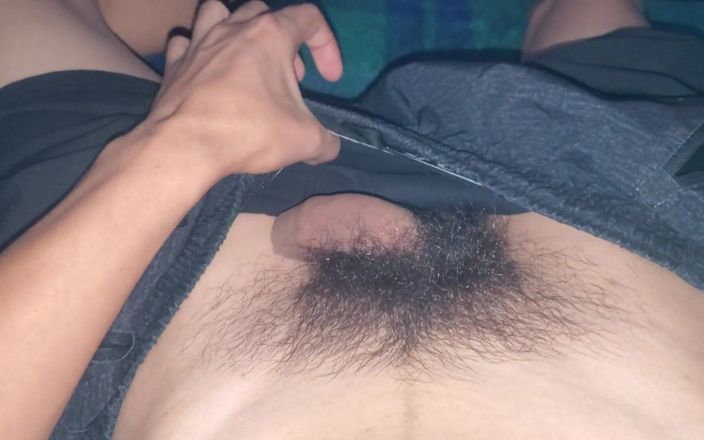 Officialztwink: Genç adam sahte hesaptan sohbet etmek için kandırıyor