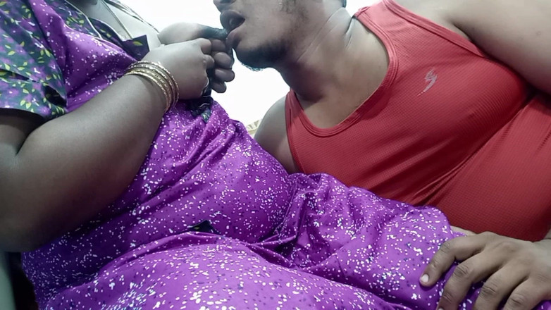 Veni: Le tette della moglie tamil succhiate il latte con grande...