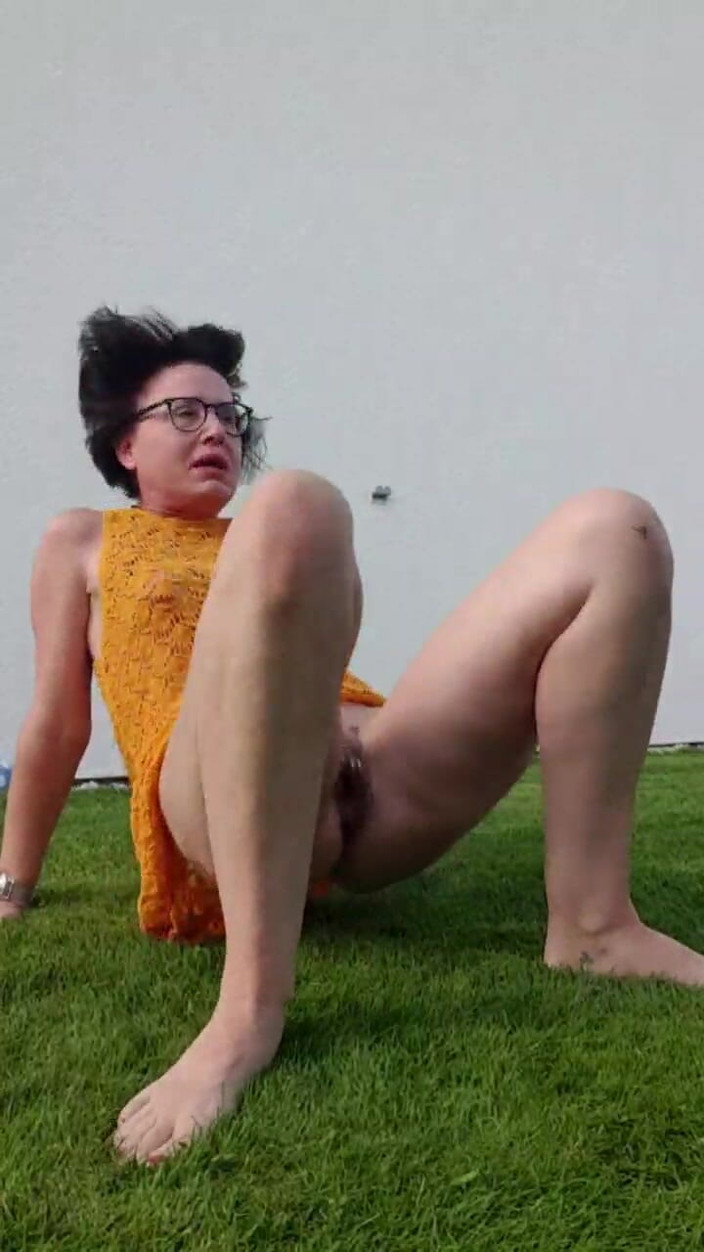 JulieEroticDress: Nahé stříkání venku