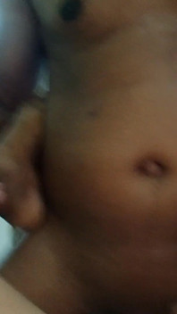 Chica universitaria traviesa intenta su primer trío18 +