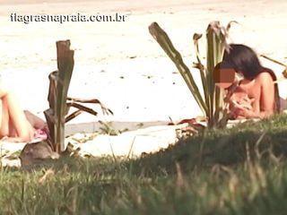 Amateurs videos: Чудова блондинка і брюнетка засмагають голою на пляжі бразильського нудизму