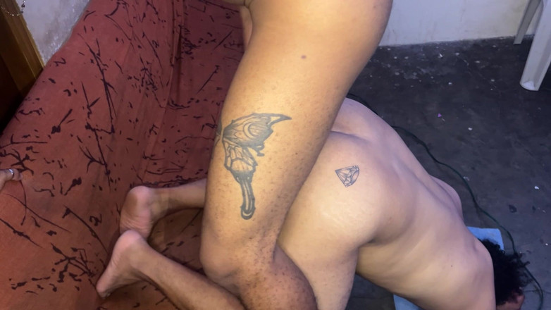 Yepo13: Татуйований трахає мене на своїх меблях