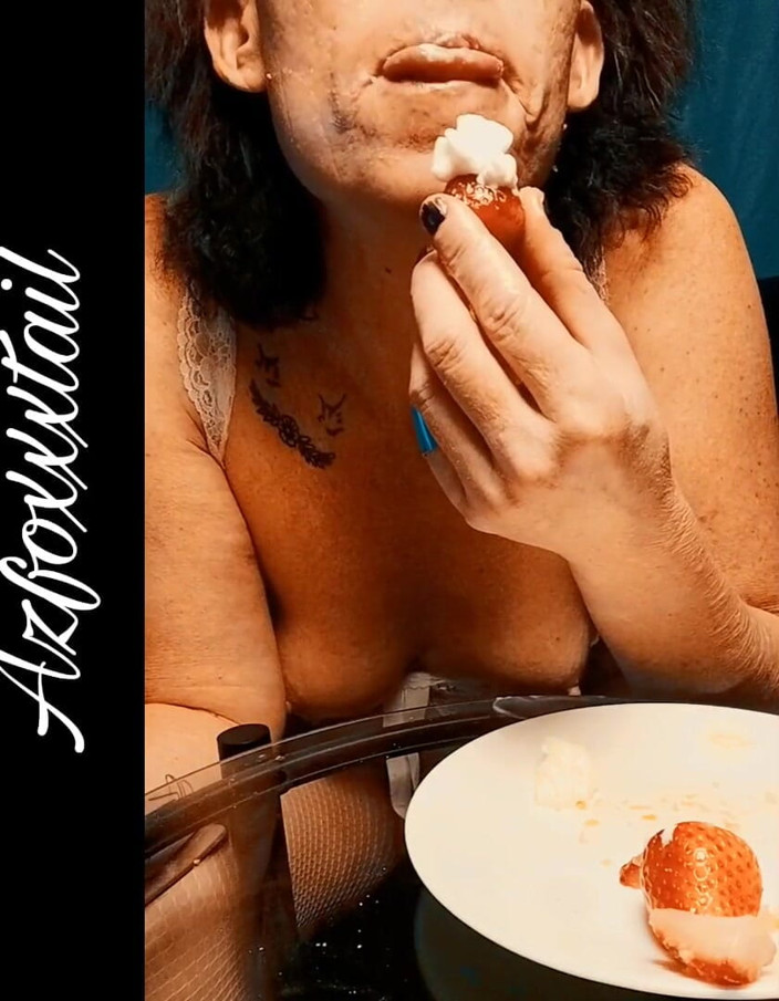 AzFoxxxTailPhelicia: Strawberi cambuk krim 2