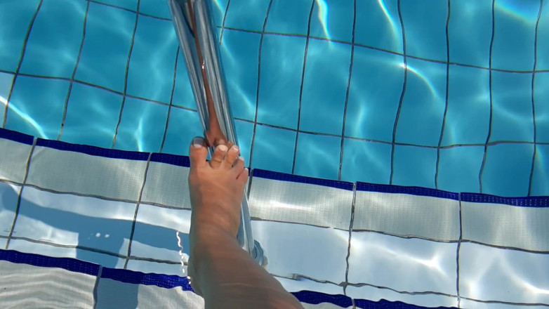 Fetish intimmedia: Hot feet play in pool