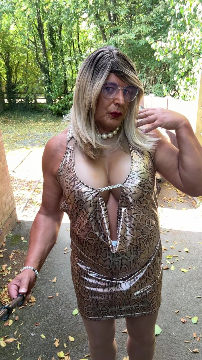 Kellycd2022: 골드 레오파드 프린트 드레스 탄 팬티 스타킹과 힐 S의 섹시한 크로스드레서 Kellycd20222