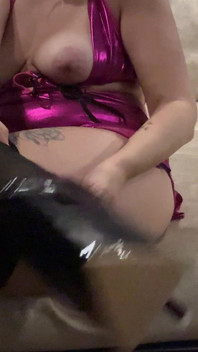 我开始轻轻含着，但随后加快速度，深入含入