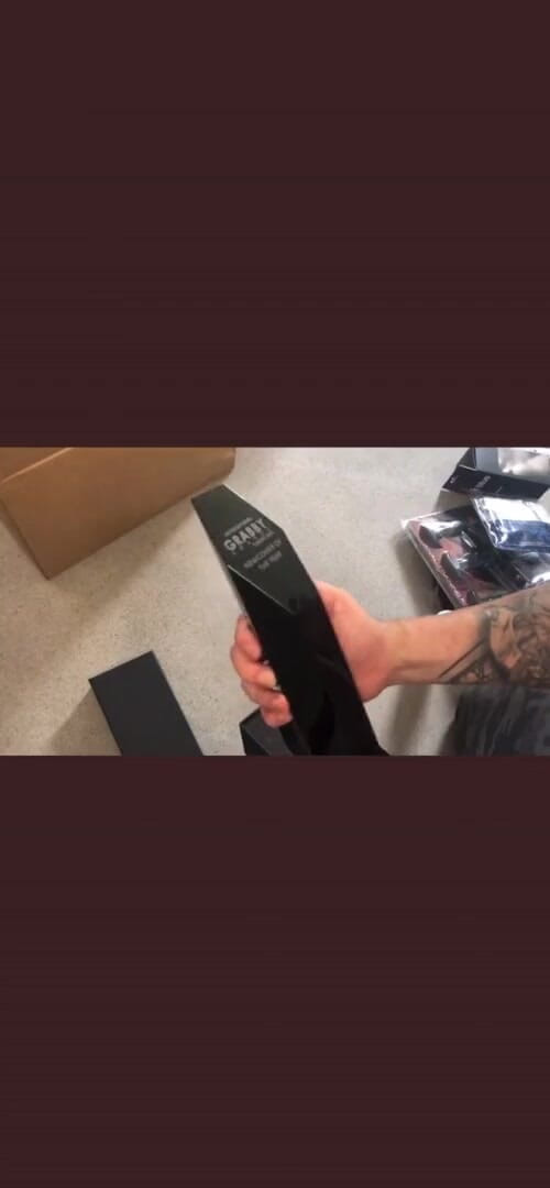 Marc McAulay XXX: マーク・マコーレーは、彼の国際的なグラビーポルノ賞の開梱の箱を開ける