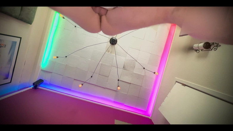 ScottyNaughty69: Bố đụ trong khi bạn nằm bên dưới và xem cho đến...