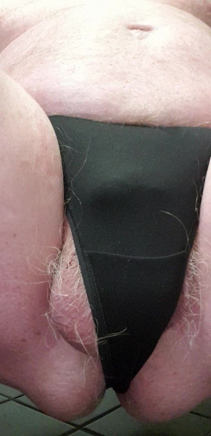 Redhairy4u: Tiny Dick se pișă și ejaculează