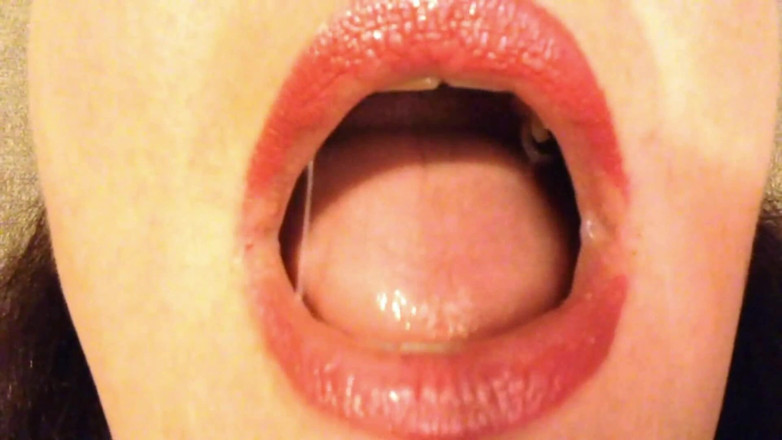 Lily Lipstixxx: Mundinspektion - Sei vorsichtig, ich beiße!