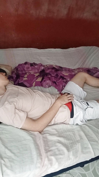 Artemisa74: 18 yaşındaki azgın üvey erkek kardeş onunla seks yapmak için kulağıma şeyler...