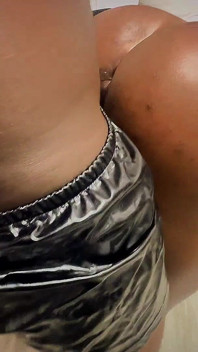 Pelacur Penurut Dengan Stoking Jala Merah Dirantai Dan Dihukum Dengan Fingering Anal Dan Ngentot Enak