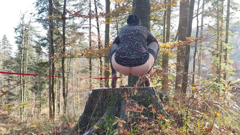 Toilet Mommy: Nel Disperato Tentativo Di Fare Pipì All'aperto Deve Fare Pipì...