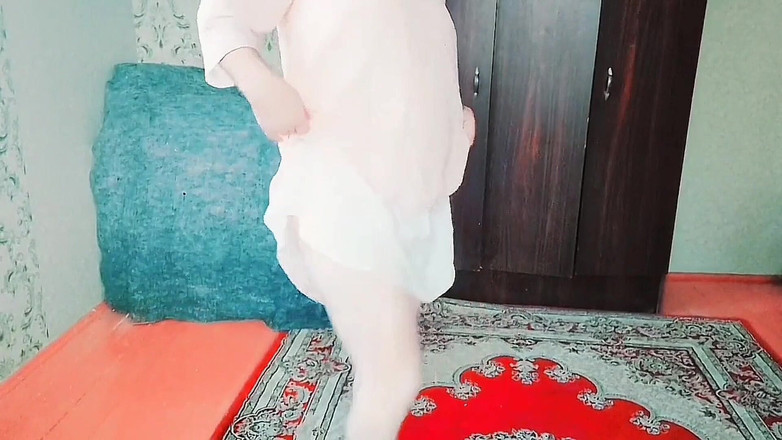 Kitty_Cross: Oogverblindend trans-meisje dat eyeliner fixatiet met stevige handen