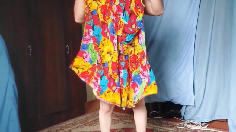 Kitty_Cross: 可爱的娇小坐在秋千上，看起来很梦幻