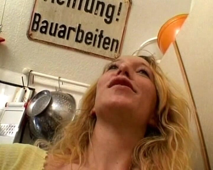 Busty German Sluts: Německá holka si holí kundičku v kavárně, než ji rozbije