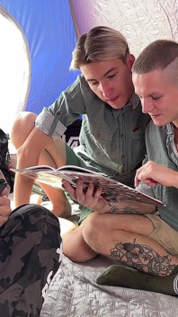 Nevlastní otec ve stanu v lese svedl dvě studentky na sex, mladí kluci chodili v lese viděli stan