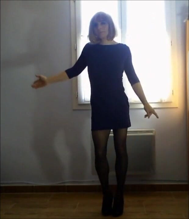 Faustine: Crossdresser Faustine sexy dance.