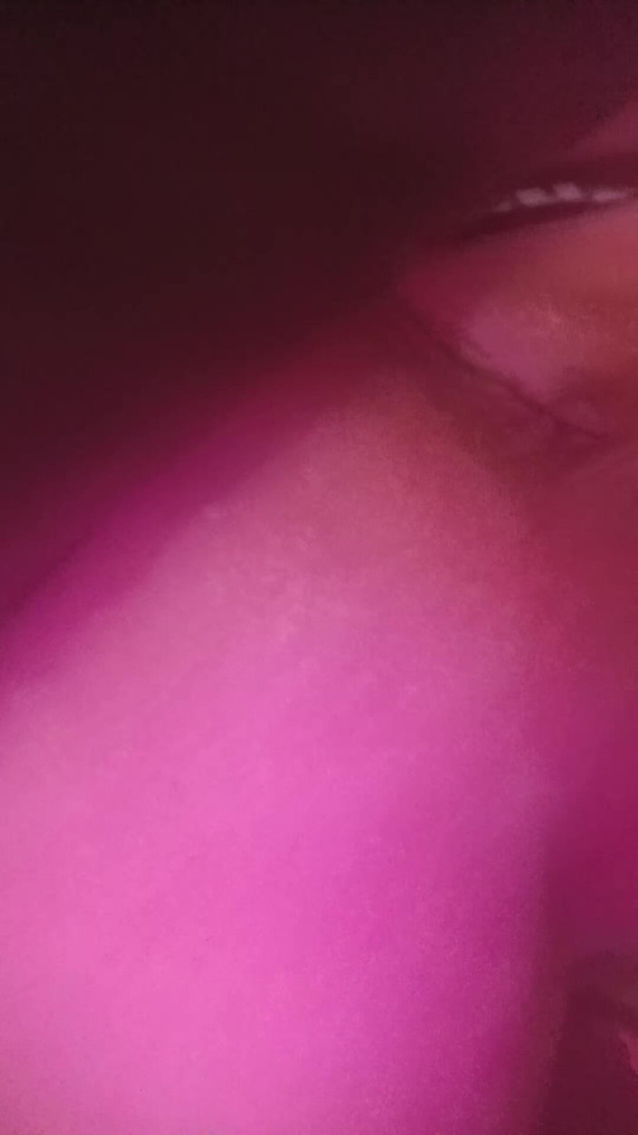 JujuTV: Kadın kılıklı travesti cd transeksüel azgın sikiş deliğini gösteriyor