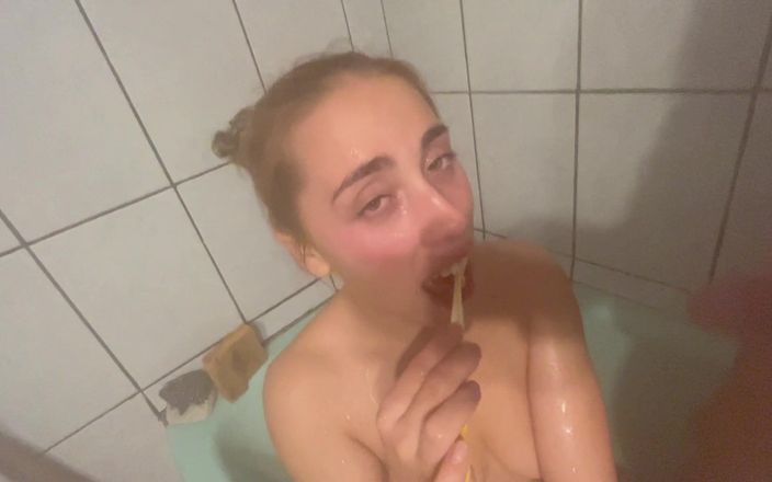 Raxxxbit: 18 yaşındaki sarışın fırçalama içiyor ve sidik yutuyor