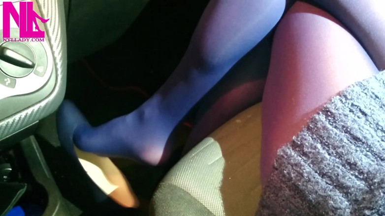 Nyllady: 주유소에서 파란색 팬티 스타킹과 블루 플랫에 매달려
