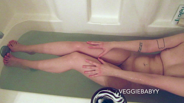 Veggiebabyy: Shaving and Lotioning My Legs