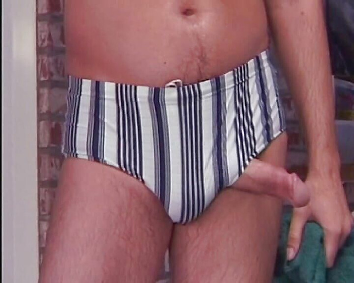 Filles Francaises: ふしだらなフランス人のティーンの尻がプールで犯される