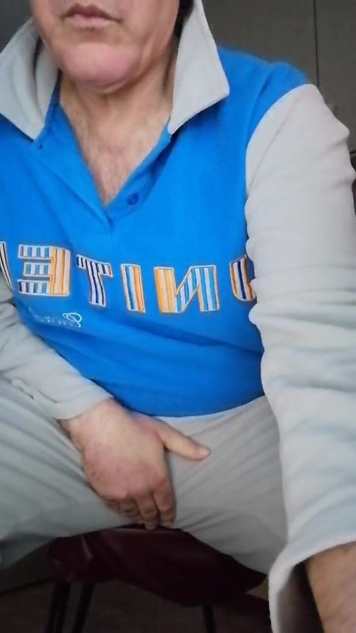 Setesesso7: 空のボトルにおしっこをして長いマスターベーションをする!