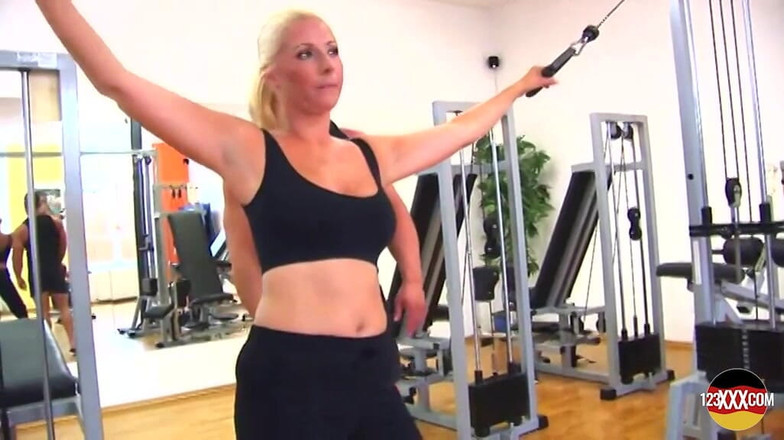 123XXX - 100% Amateurs: ジムで硬いコックを鍛えるフィットブロンドのいい女